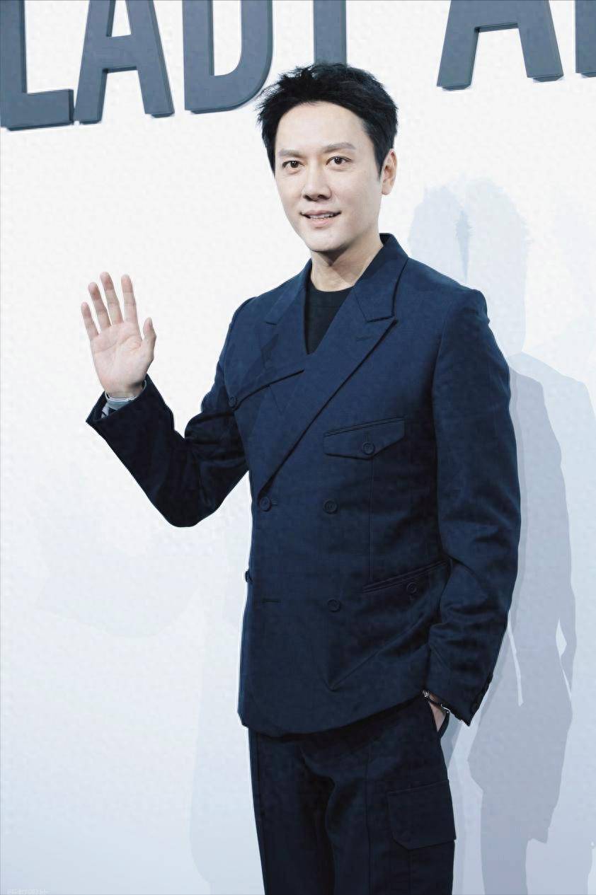 男演员冯绍峰被曝新恋情,女方周麟嘉比他小19岁,外形神似赵丽颖