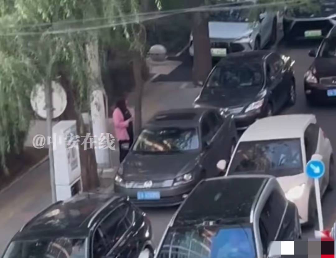 沈阳一车主违停堵死整条街，淡定取手机打电话，网友喊话交警严惩