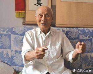 1983年初,63岁的王延周为下乡的县领导倒水的时候,却因裤子暴露他的另一个身份。那裤子款式太特别了!在八十年代的农村,老百姓穿的都是土布或的确良,谁家能用毛呢做裤子?而且,这条裤子侧边还有一条长拉链,剪裁非常干练。夏良柏可不是普通的干部,他以前是从部队转业的,凭着多年的经验和眼力,他心...