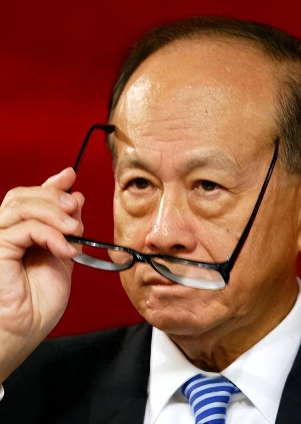 向美国捐款7亿，又向中国捐510亿的香港富豪胡应湘，竟遭李嘉诚威胁！ 香港富豪胡应湘这辈子干过最硬的事，不是有钱，而是公然跟“李超人”唱反调。 这场架一吵就是40年，最后在伶仃洋上吵出了一条跨海巨龙。这不仅是交通之争，更是两种商业文明的正面硬刚。 上世纪八十年代，大家都在守着码...